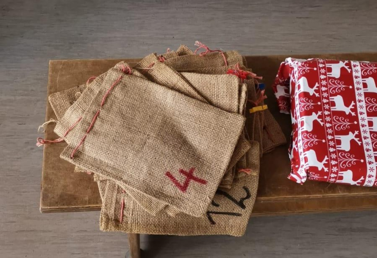 Bild eines Adventkalenders mit Säckchen
